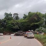 Veja imagens do acidente com carreta que deixou motorista ferido em Itabirito 