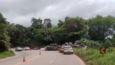 Carreta tombou na Rodovia dos Inconfidentes na manhã do feriado de Finados