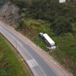 Carreta com mamão tomba em Brumadinho e carga é saqueada