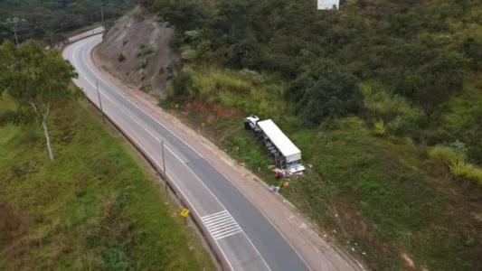 Carreta tombou na Rodovia Fernão Dias, km 526, em Brumadinho