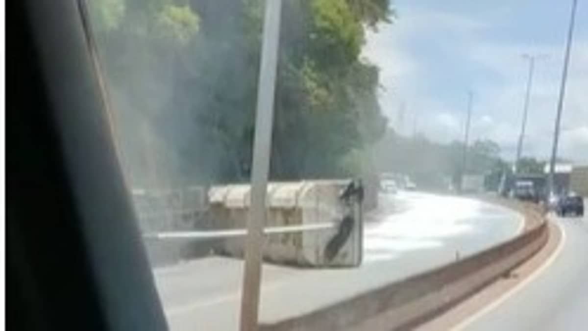 Carreta tomba no Anel Rodoviário de Belo Horizonte, sentido Vitória