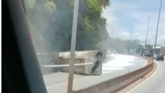 Carreta tombou no Anel Rodoviário, sentido Vitória