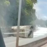 Carreta tomba no Anel Rodoviário de Belo Horizonte, sentido Vitória