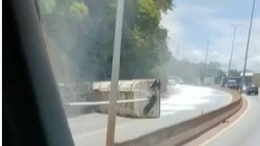 Carreta tombou no Anel Rodoviário, sentido Vitória
