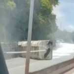 Carreta tomba no Anel Rodoviário de Belo Horizonte, sentido Vitória