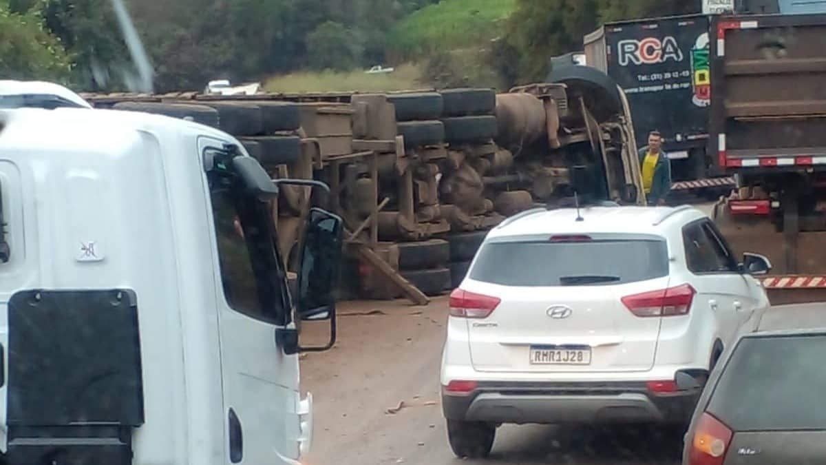 Carreta tomba e motorista fica ferido na rodovia Fernão Dias em Itatiaiuçu 