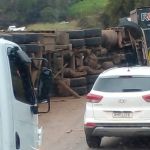 Carreta tomba e motorista fica ferido na rodovia Fernão Dias em Itatiaiuçu 