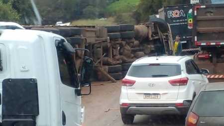 Carreta tombou no km 533 da Rodovia Fernão Dias