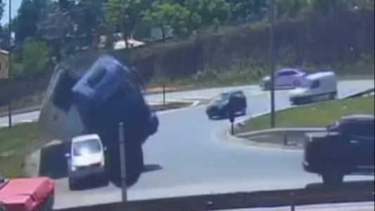 Carreta tombou por cima de carro no retorno na BR-040