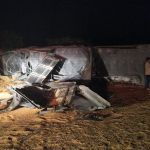 BR-262: carreta com toneladas de milho tomba e deixa feridos no retorno do feriadão