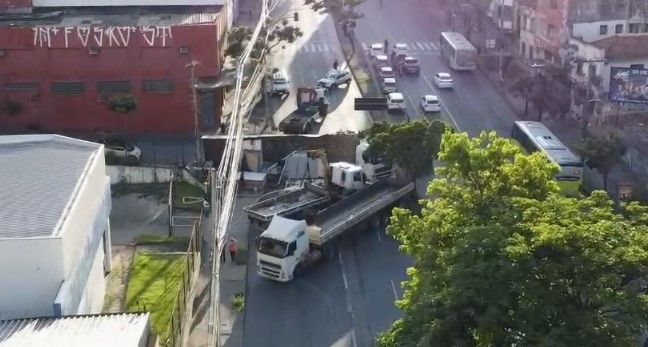 Carreta tombada há mais de 12 horas ainda interdita a Avenida Amazonas, em BH