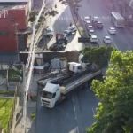 Carreta tombada há mais de 12 horas ainda interdita a Avenida Amazonas, em BH