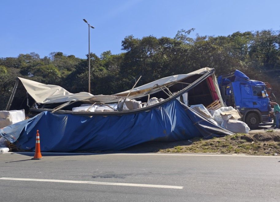 Anel Rodoviário, em BH, é interditado para retirada de carreta tombada com 26 toneladas de bobinas