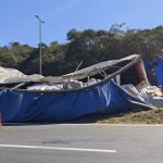 Anel Rodoviário, em BH, é interditado para retirada de carreta tombada com 26 toneladas de bobinas