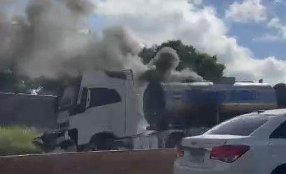O trânsito foi liberado no sentido São Paulo da BR-381, em Itatiaiuçu, na Região Central de Minas, após 24 horas de interdição no km 542.