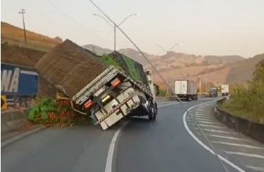 Vídeo impressionante mostra carreta com carga de tomate tombando na Fernão Dias; assista