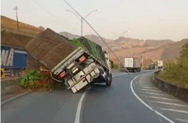 O trânsito foi liberado no sentido São Paulo da BR-381, em Itatiaiuçu, na Região Central de Minas, após 24 horas de interdição no km 542.