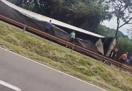 Motorista morre em tombamento de carreta na Fernão Dias, na Grande BH