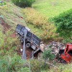 Batida de frente entre carreta e carro deixa um homem morto e um ferido em MG