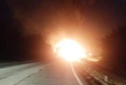Vídeo: carreta pega fogo na Fernão Dias após ser atingida por outro veículo de carga em MG