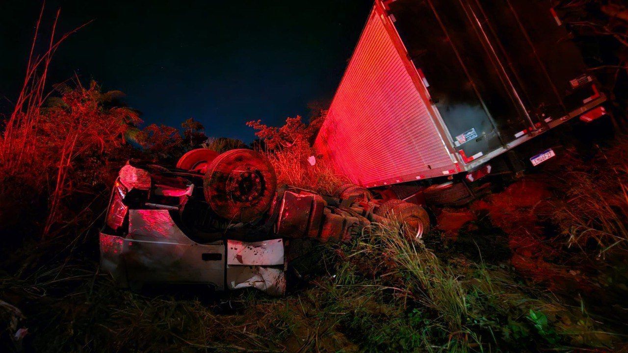 Acidente com carreta mata motorista em rodovia do Norte de Minas