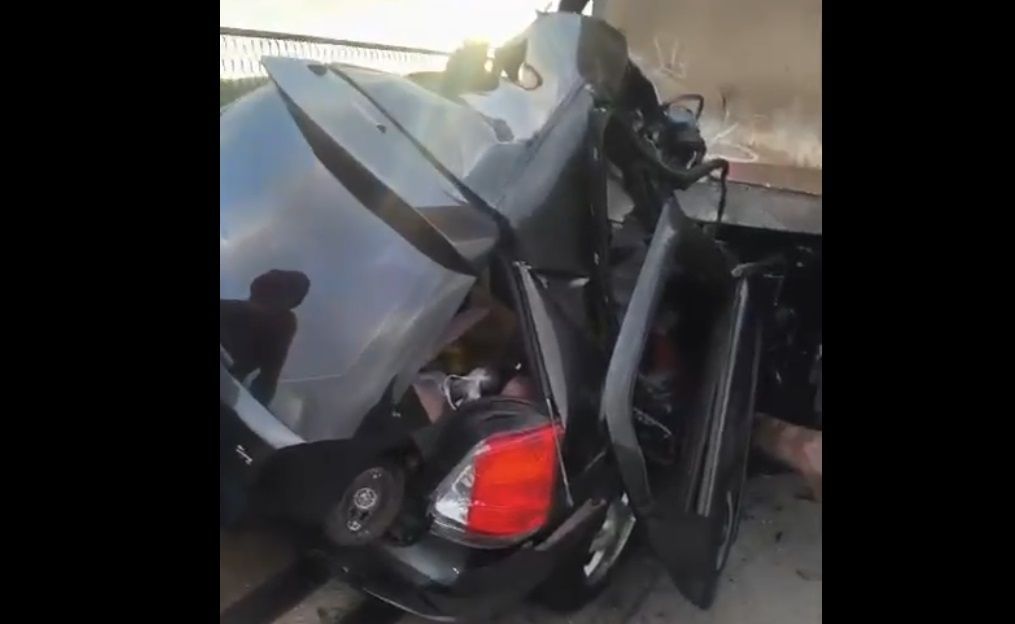 Vídeo: carro é prensado entre caminhão e mureta na BR-381 e mata uma pessoa em MG