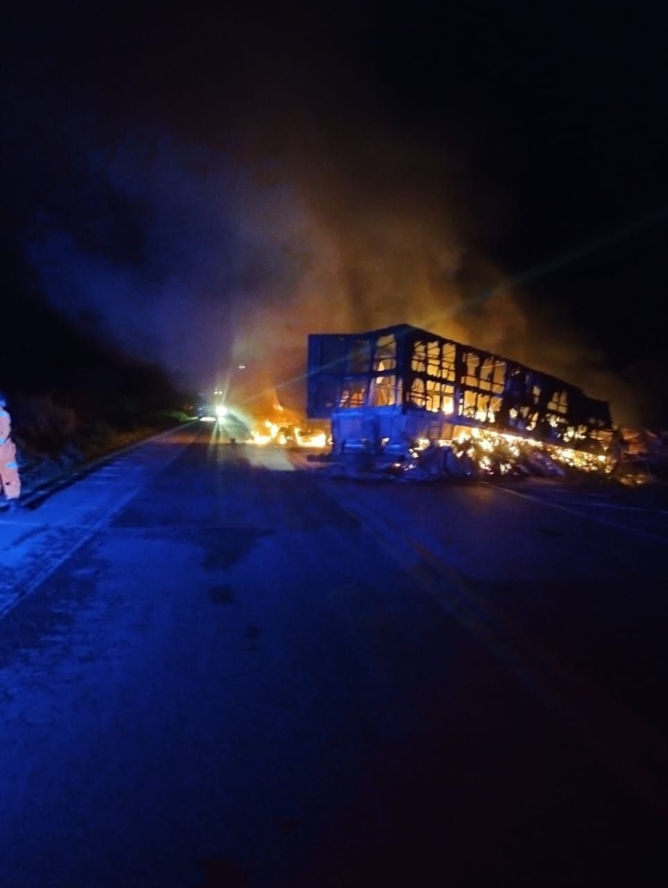 Carretas batem e pegam fogo na BR-262, em Ibiá, interior de Minas