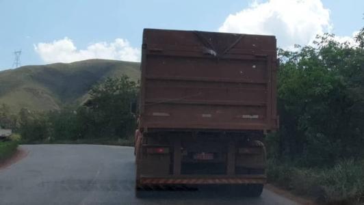 Carretas carregadas com minério lotam as BRs-040 e 356, na região Central de Minas Gerais