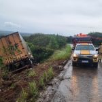 Motorista fica ferido após caminhão baú sair da pista e tombar na BR-251, no Norte de Minas