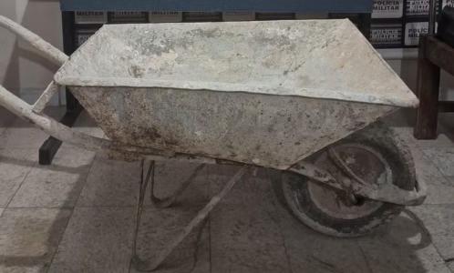Foto mostra carrinho de mão furtado em Dores do Indaiá (MG)
