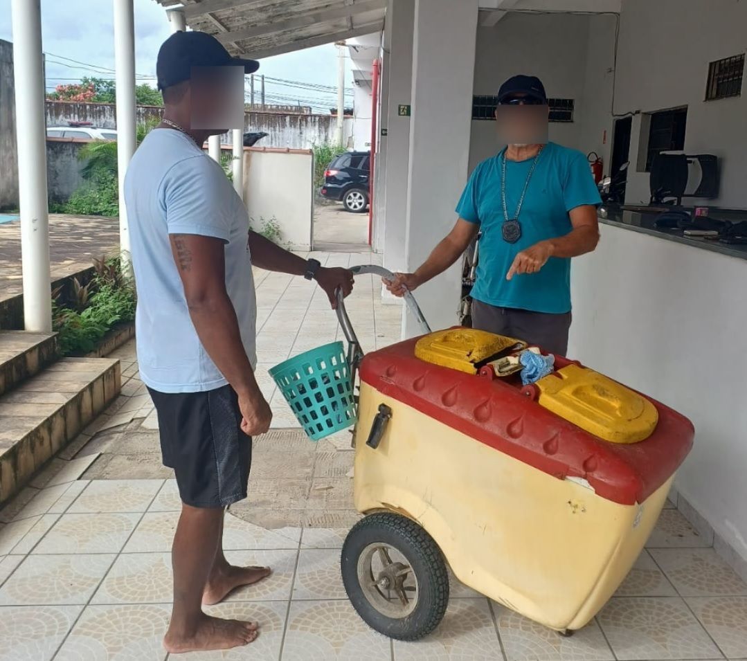 Policiais disfarçados de turistas prendem homem que vendia drogas em carrinho de sorvete