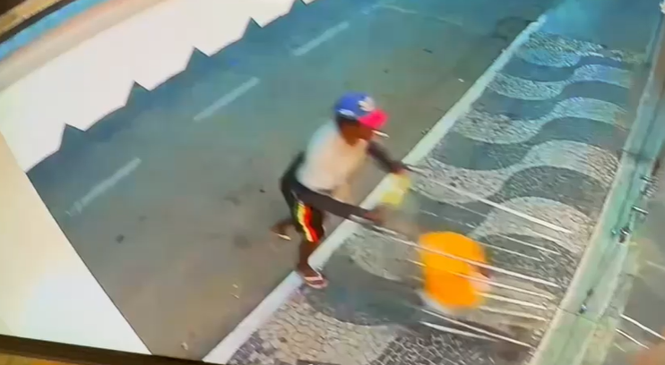 Homem com carrinho de supermercado quebra vidro e invade loja em Governador Valadares (MG)