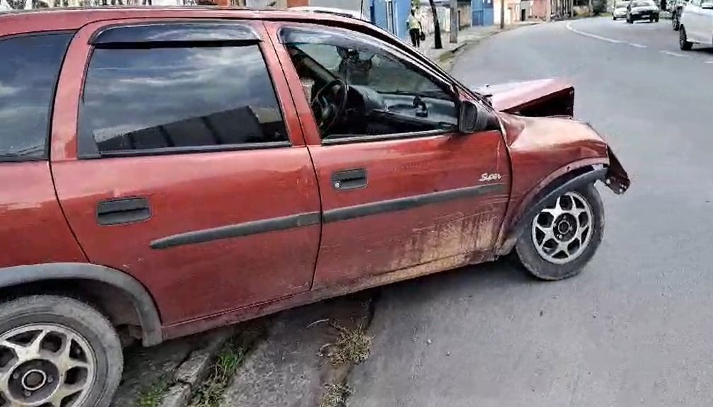 Idoso fica ferido após bater carro em árvore na avenida Amazonas, região Oeste de BH