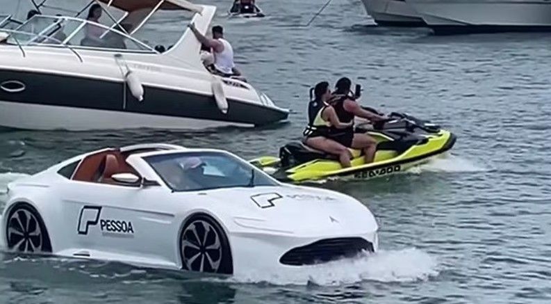 Lancha disfarçada de 'carro de luxo' intriga banhistas em Santa Catarina