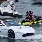 Lancha disfarçada de 'carro de luxo' intriga banhistas em Santa Catarina