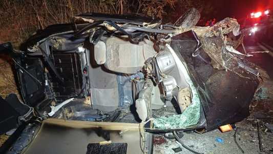 Carro ficou destruído após batida frontal