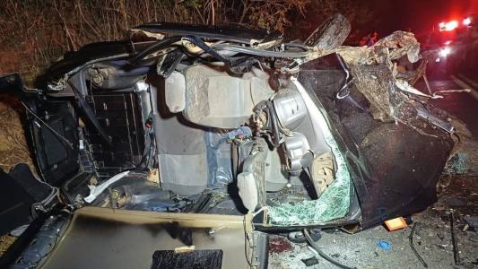 Carro ficou destruído após batida frontal
