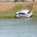 Carro capota e é abandonado dentro da Lagoa da Pampulha