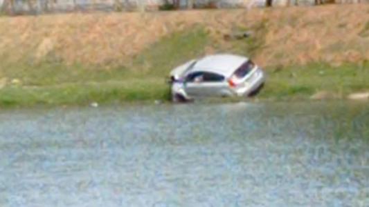 Carro abandona as margens da Lagoa da Pampulha