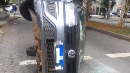 Carro acidentado travou o trânsito por horas