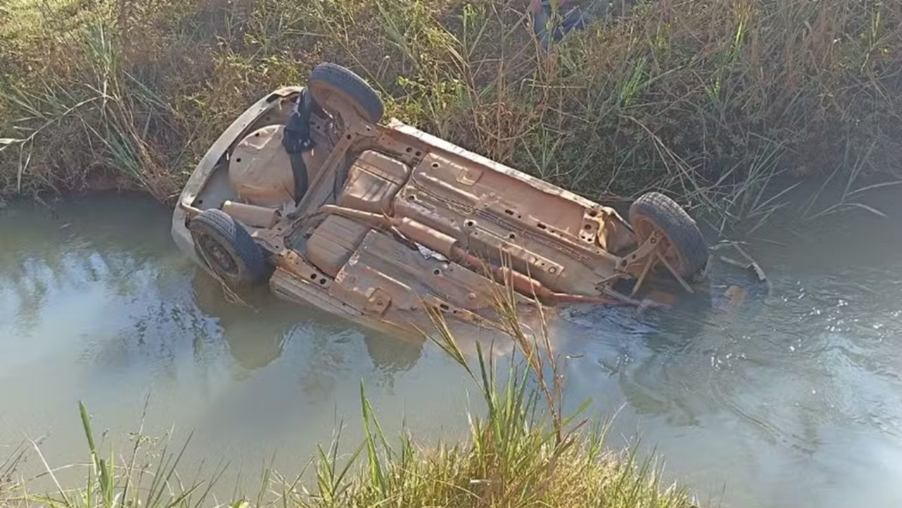 Casal que seguia o carro do filho morre após veículo cair em ribeirão em MG