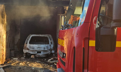 Carro após incêndio no Jardim Natal
