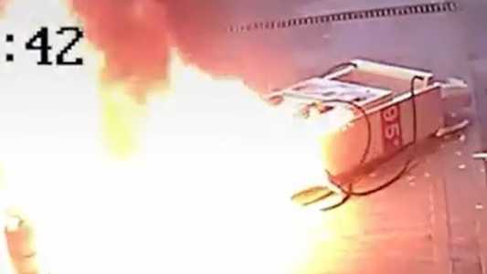 Carro arrasta bomba de combustível que explode na China