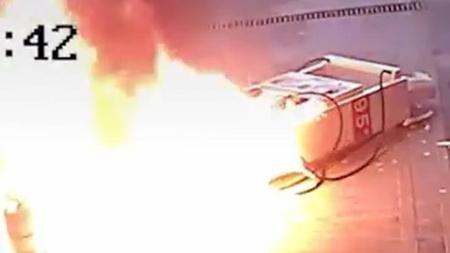 Carro arrasta bomba de combustível que explode na China