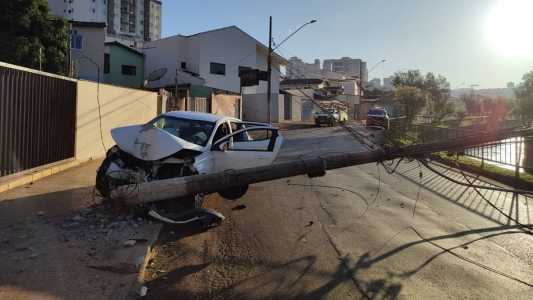 Carro atinge e derruba poste em Patos de Minas, Noroeste do Estado
