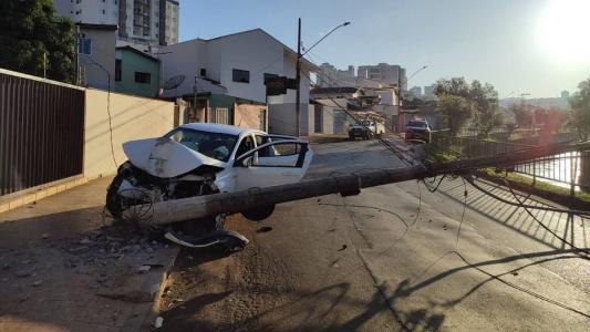 Carro atinge e derruba poste em Patos de Minas, Noroeste do Estado