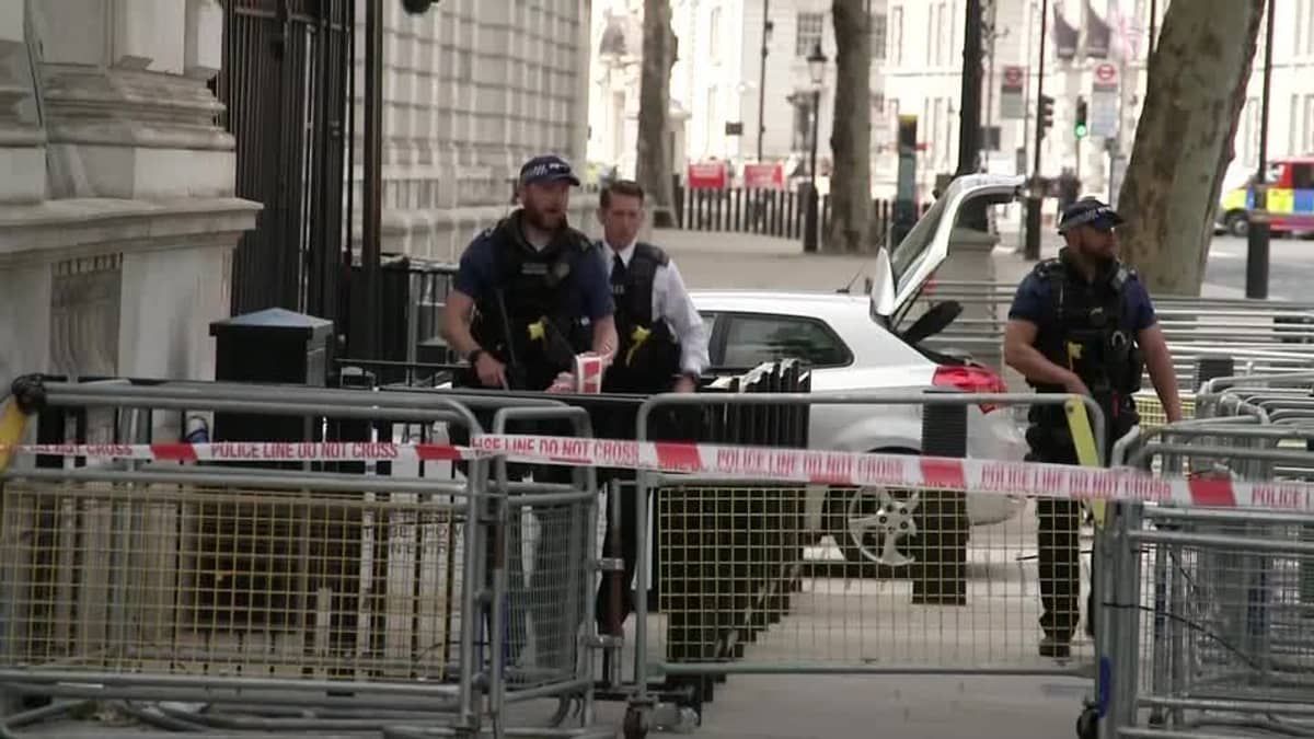 Carro atinge portões da residência do Primeiro-Ministro em Londres