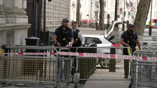 Carro atinge portões da residência do Primeiro-Ministro em Londres.