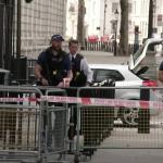 Carro atinge portões da residência do Primeiro-Ministro em Londres