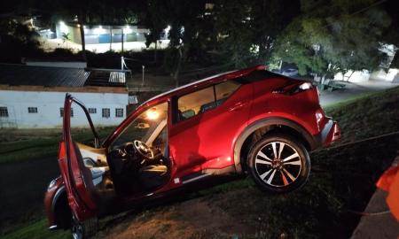 carro barranco hospital Ana Nery Juiz de Fora - Divulgação Corpo de Bombeiros.jpg